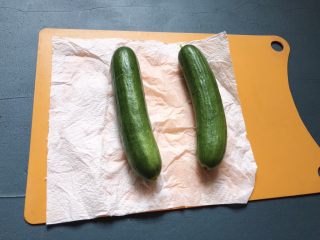 3、夏日清爽黄瓜水????高颜值清暑解渴神水,黄瓜用厨房纸吸干水份。