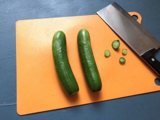 4、夏日清爽黄瓜水????高颜值清暑解渴神水,黄瓜去蒂。