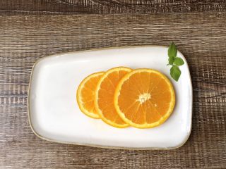 7、夏日清爽黄瓜水????高颜值清暑解渴神水,甜橙切片。