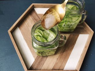 10、夏日清爽黄瓜水????高颜值清暑解渴神水,放入冰块。