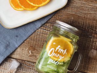 11、夏日清爽黄瓜水????高颜值清暑解渴神水,放入冰箱，冰镇一小时后喝。