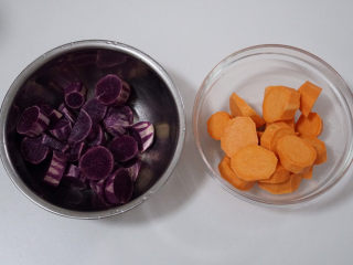 2、自制芋圆,红薯和紫薯洗净去皮，切成块状