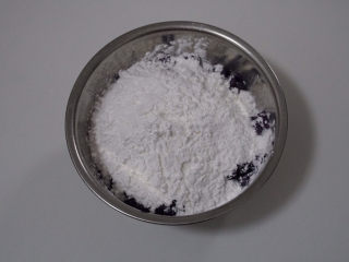 4、自制芋圆,等不烫手了，往里边加入木薯粉和少许的生粉（中途发现单独使用木薯粉难以揉成团、于是加了少许生粉）再倒入适量的开水，揉成不粘手的面团。