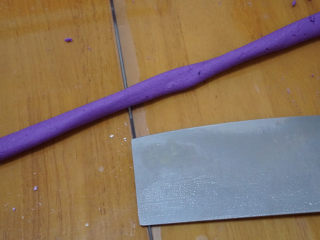 5、自制芋圆,取一小块，搓成小细条，切成一个个小剂子。