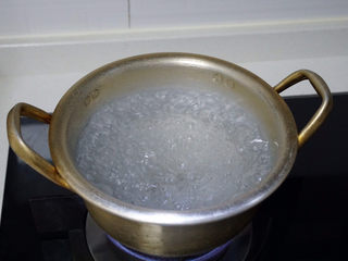 7、自制芋圆,锅里水烧开