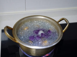 8、自制芋圆,把做好的芋圆下锅煮，不停地搅拌。芋圆刚开始是沉在水底，然后慢慢会浮出水面。等到全部浮上来，就代表熟了。