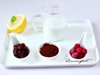 1、蜜豆椰奶冰果冰咖啡,首先备齐所有的食材。