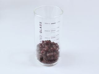 6、蜜豆椰奶冰果冰咖啡,把蜜豆放入杯子底部。