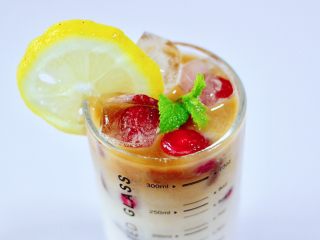 11、蜜豆椰奶冰果冰咖啡,点缀个柠檬片和薄荷叶即可。