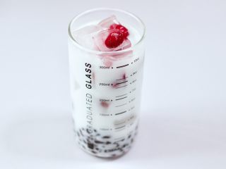 9、蜜豆椰奶冰果冰咖啡,椰奶倒到9分满。