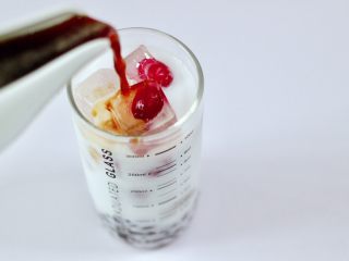 10、蜜豆椰奶冰果冰咖啡,最后上面倒入晾凉的咖啡。