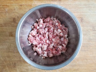 1、玫瑰花蒸饺,猪肉剁成肉糜。