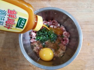 3、玫瑰花蒸饺,将葱姜加入肉糜中，打一个鸡蛋，加入香油、味极鲜酱油、十三香粉、盐、鲜鸡汁调味。