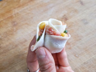 10、玫瑰花蒸饺,最后剩一点沾点水收口。