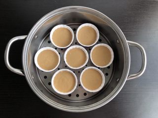 10、红糖开花发糕,倒入纸杯内，八分满即可