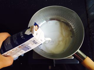 4、芒果西米露,将纯牛奶倒入雪平锅