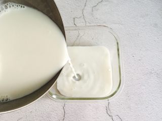 7、芒果西米露,倒入干净的器皿纳凉并放入冰箱冷藏