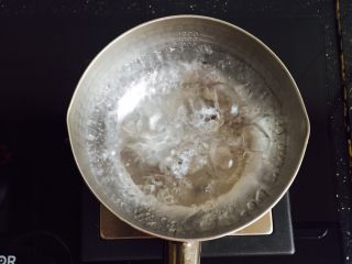 8、芒果西米露,雪平锅加入800ml饮用水大火烧开