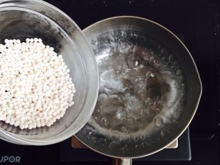 9、芒果西米露,倒入60g西米