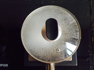 11、芒果西米露,盖上盖子煮十分钟关火焖五分钟再煮三至五分钟，煮到西米没有白心为止（期间搅拌数次防止粘锅底）