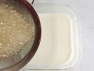 14、芒果西米露,将西米捞起沥干水分放入冰牛奶中