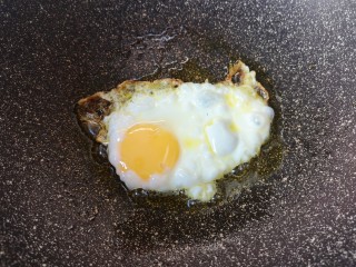 1、煎蛋早餐面,不粘锅里倒入食用油烧热，打入一个鸡蛋。 
