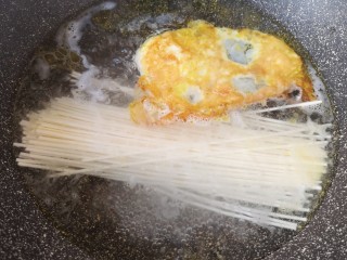 3、煎蛋早餐面,将挂面下入锅里用筷子搅散，煮4-5分钟。 
