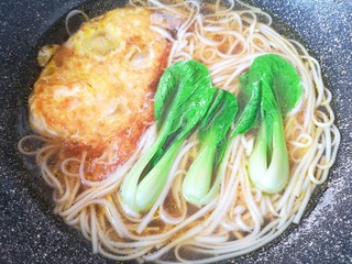 8、煎蛋早餐面,最后下入小青菜煮熟即可。 