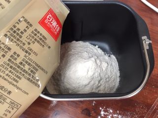 1、牛肉手擀面,在面包机中，加入水和面条粉；