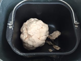 3、牛肉手擀面,程序结束，直接放面包机中，醒发10-15分钟；