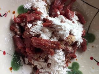 5、牛肉手擀面,加入淀粉、料酒、老抽、还有少许的盐；