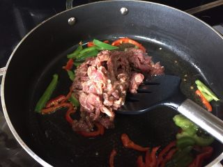 14、牛肉手擀面,翻炒，再放入牛肉丝，腌制好的牛肉丝，很香哦；