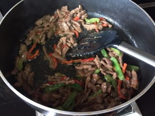 15、牛肉手擀面,翻炒，看着牛肉丝，变色；再加点生抽，搅拌，放入葱就可以了