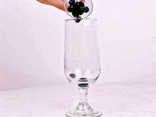 2、颜值高+口感好！微醺少女的甜美酒单，夏天喝这个就对了！,将新鲜蓝莓放入杯中