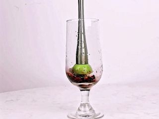 3、颜值高+口感好！微醺少女的甜美酒单，夏天喝这个就对了！,用调酒压棒捣碎