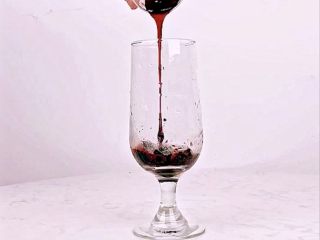 4、颜值高+口感好！微醺少女的甜美酒单，夏天喝这个就对了！,倒入蓝莓果酱