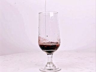 5、颜值高+口感好！微醺少女的甜美酒单，夏天喝这个就对了！,倒入竹蔗冰糖糖浆