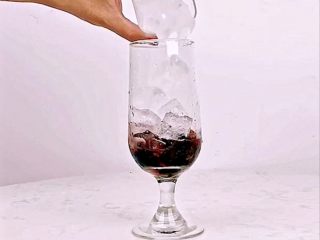 6、颜值高+口感好！微醺少女的甜美酒单，夏天喝这个就对了！,倒入适量冰块