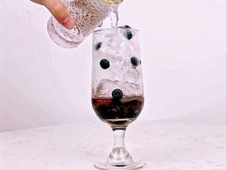 7、颜值高+口感好！微醺少女的甜美酒单，夏天喝这个就对了！,沿冰块倒入茉莉绿茶茶汤