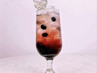 8、颜值高+口感好！微醺少女的甜美酒单，夏天喝这个就对了！,将白伏特加酒开瓶，斜放入杯中