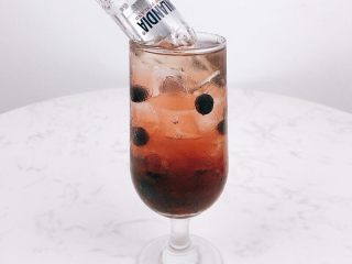 9、颜值高+口感好！微醺少女的甜美酒单，夏天喝这个就对了！,放入几颗蓝莓，装饰即可