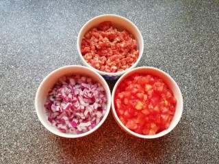 1、番茄肉酱意面,牛肉洗干净剁碎，洋葱洗干净切成小丁，番茄洗干净去皮切成小丁。