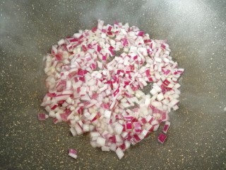 2、番茄肉酱意面, 炒锅烧热倒入适量的食用油，下入洋葱炒香。