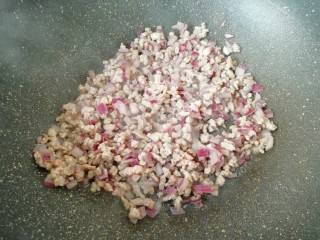 3、番茄肉酱意面,下入牛肉翻炒至变色。