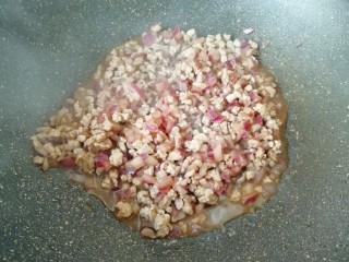 4、番茄肉酱意面,加入味极鲜酱油翻炒均匀。