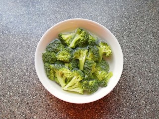 8、番茄肉酱意面, 西兰花掰成小朵，用淡盐水泡10分钟左右清洗干净。