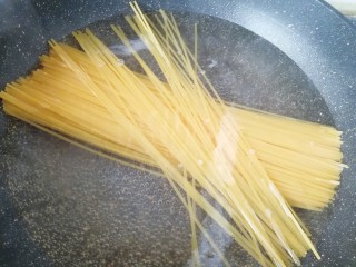 9、番茄肉酱意面,锅内放水烧至八成热，下入意面烧开，转中小火煮10分钟。