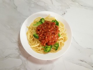 11、番茄肉酱意面,煮好的意面和西兰花一起盛在盘子里，浇上做好的肉酱。