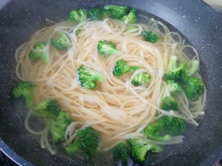 10、番茄肉酱意面,意面煮到8分钟的时候下入西兰花，和意面一起煮熟。