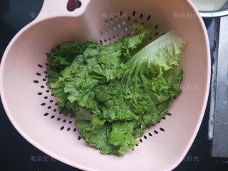 3、煎饼果子,生菜洗干净,控水